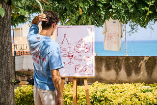 Modelo con camiseta Salpi pintando el grafico de la camiseta 