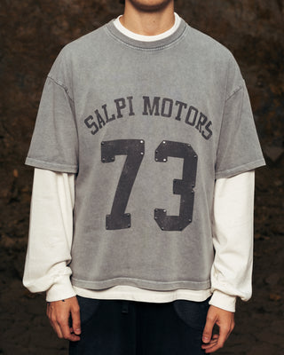 Camiseta Salpi Motors SALPI, color negro con logo Salpi Motors en el pecho, diseño inspirado en la cultura automovilística, estilo urbano y minimalista.