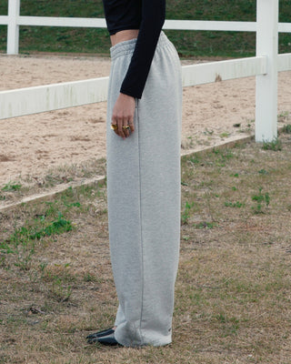 Vista lateral de los pantalones grises Salpi Vigore, corte cómodo y moderno, diseño de ropa urbana