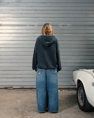 Vista trasera de la sudadera Buttoned Hoodie SALPI, color gris oscuro, mostrando la capucha y el corte cómodo y sencillo.