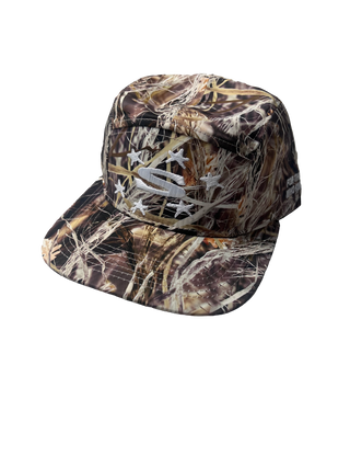 Gorra Camo 5 Panel Cap SALPI, vista tres cuartos mostrando el diseño camuflado, visera plana y ajuste trasero, estilo moderno y urbano