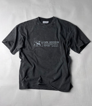 Camiseta Camo Division Tee SALPI, color gris oscuro, diseño gráfico en el pecho con texto 'Camo Division', estilo minimalista y urbano, corte cómodo y moderno.
