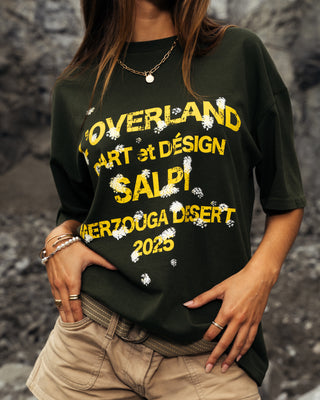 Camiseta Overland Tee SALPI, color beige, con logo gráfico en el pecho, estilo minimalista y urbano, ideal para un look casual y fresco