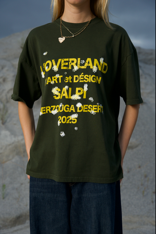 Camiseta Overland Tee SALPI, color beige, con logo gráfico en el pecho, estilo minimalista y urbano, ideal para un look casual y fresco
