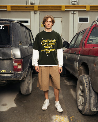 Modelo usando la camiseta Overland Tee SALPI, vista de cuerpo completo con estilo casual y urbano, ideal para cualquier ocasión