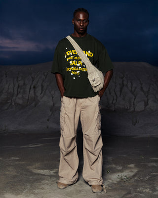 Modelo usando la camiseta Overland Tee SALPI, vista de cuerpo completo con estilo casual y urbano, ideal para cualquier ocasión