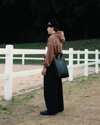 Sudadera Oxide Corp SALPI, vista lateral, con mangas largas y corte recto, capucha y cordón ajustable, perfecta para un look urbano.