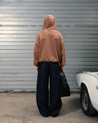 Vista trasera de la sudadera Oxide Corp SALPI, color marrón, mostrando la espalda y los detalles del corte recto y cómodo