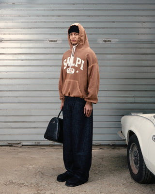 Sudadera Oxide Corp SALPI, color marrón con logo en blanco, vista tres cuartos mostrando el diseño y los detalles de la capucha y los cordones