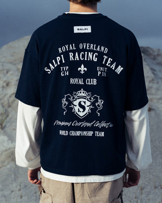 Vista trasera de la camiseta Royal Tee SALPI, diseño sencillo con corte recto y cuello redondo, estilo fresco y urbano.