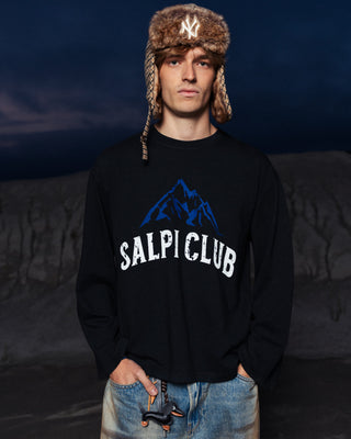Modelo usando la camiseta Salpi Club Longsleeve SALPI, vista de cuerpo completo con pantalones y estilo urbano, ideal para looks casuales y cómodos