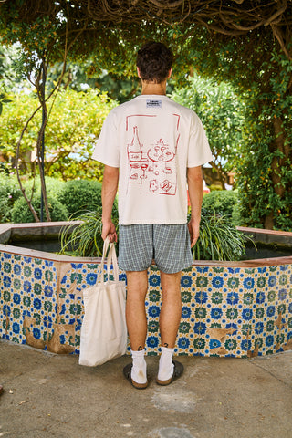 Vista trasera de la camiseta Summer Basics Tee SALPI, diseño sencillo y cómodo con corte recto, ideal para un look fresco y casual.